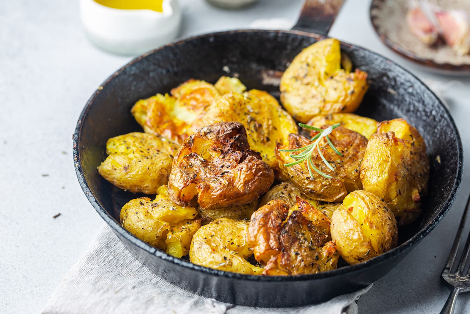 Crispy Smashed Potatoes with Savory Hearthbread Blend